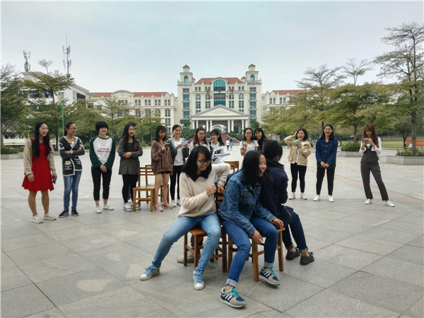 拓展訓(xùn)練團隊游戲【搶凳子】