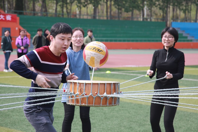 拓展訓練團隊游戲【擊鼓顛球】