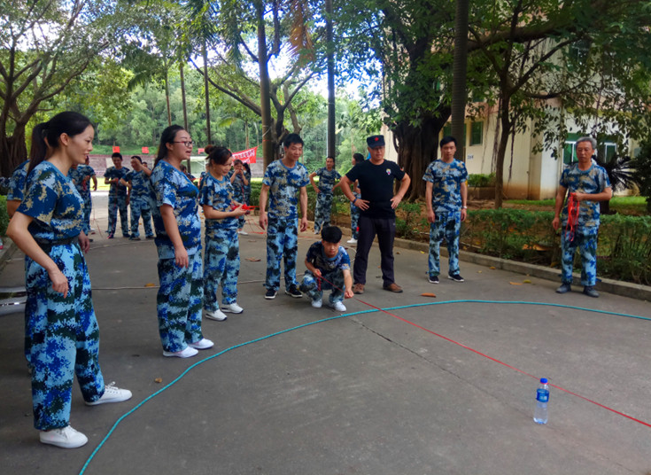 拓展訓練團隊游戲【雷區取水】