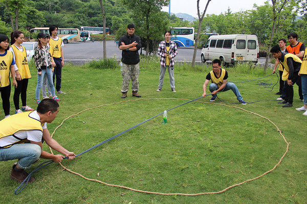拓展訓練團隊游戲【雷區取水】